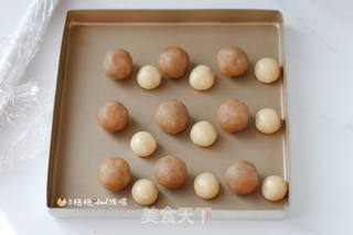 广式莲蓉蛋黄月饼的做法步骤:10