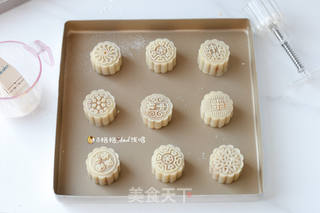 广式莲蓉蛋黄月饼的做法步骤:13