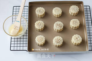 广式莲蓉蛋黄月饼的做法步骤:14