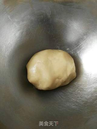 黑芝麻蛋黄月饼的做法步骤:4