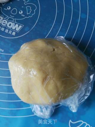 黑芝麻蛋黄月饼的做法步骤:5