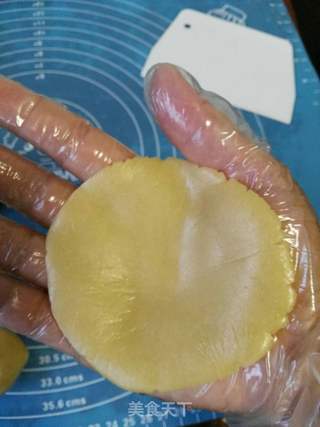 黑芝麻蛋黄月饼的做法步骤:9