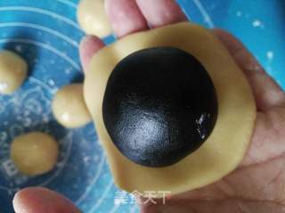 黑芝麻蛋黄月饼的做法步骤:10