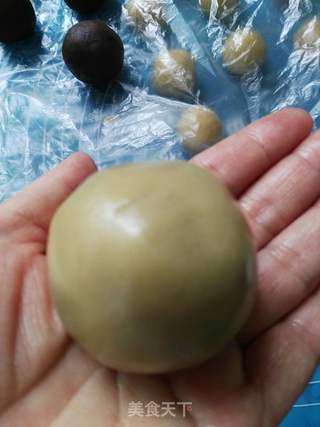 黑芝麻蛋黄月饼的做法步骤:11