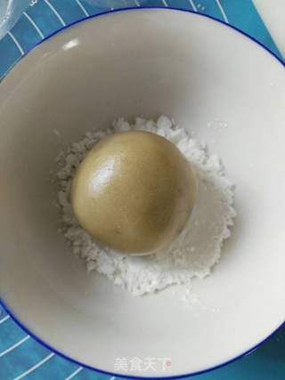 黑芝麻蛋黄月饼的做法步骤:12