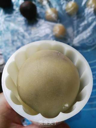 黑芝麻蛋黄月饼的做法步骤:13