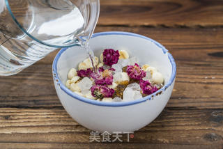 桃胶莲子玫瑰羹的做法步骤:2