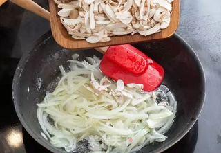 菌菇鸡肉煲仔饭的做法步骤:6