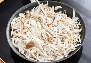 菌菇鸡肉煲仔饭的做法步骤:7