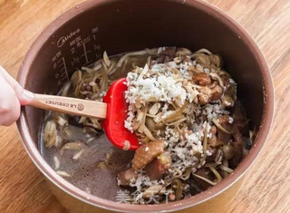 菌菇鸡肉煲仔饭的做法步骤:12