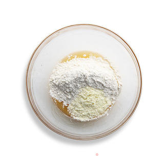 中秋传统佳品——蛋黄莲蓉月饼的做法步骤:2