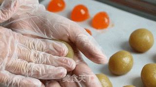 中秋传统佳品——蛋黄莲蓉月饼的做法步骤:5