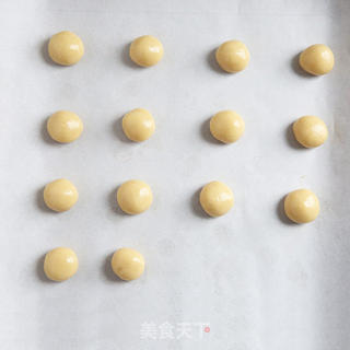 中秋传统佳品——蛋黄莲蓉月饼的做法步骤:6