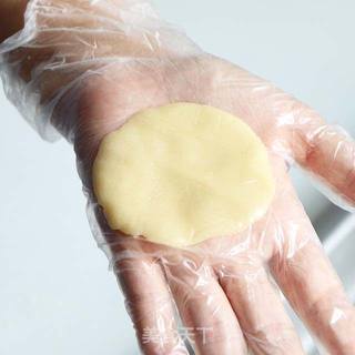 中秋传统佳品——蛋黄莲蓉月饼的做法步骤:7