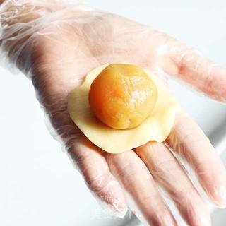 中秋传统佳品——蛋黄莲蓉月饼的做法步骤:8