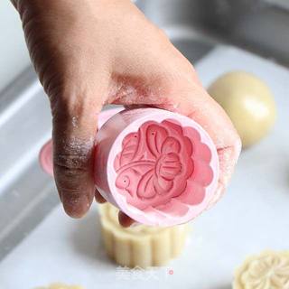 中秋传统佳品——蛋黄莲蓉月饼的做法步骤:11