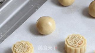 中秋传统佳品——蛋黄莲蓉月饼的做法步骤:12