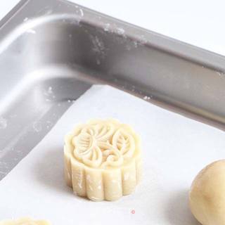 中秋传统佳品——蛋黄莲蓉月饼的做法步骤:13