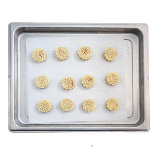 中秋传统佳品——蛋黄莲蓉月饼的做法步骤:14