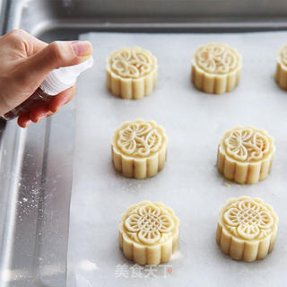 中秋传统佳品——蛋黄莲蓉月饼的做法步骤:15