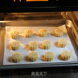 中秋传统佳品——蛋黄莲蓉月饼的做法步骤:16