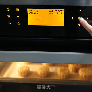 中秋传统佳品——蛋黄莲蓉月饼的做法步骤:17