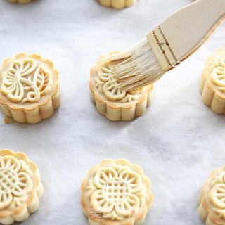 中秋传统佳品——蛋黄莲蓉月饼的做法步骤:18