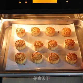 中秋传统佳品——蛋黄莲蓉月饼的做法步骤:20