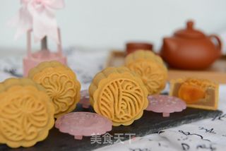 莲蓉咸蛋黄馅月饼的做法步骤:28