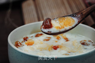 【小森妈妈菜谱】滋润养颜桃胶雪莲子炖奶的做法步骤:4