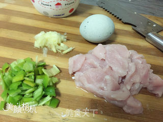 周末简单饮食---皮蛋瘦肉粥的做法步骤:2
