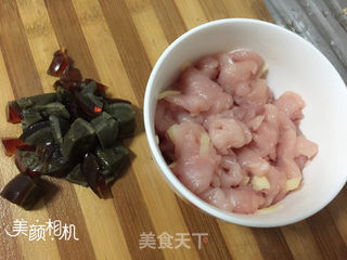 周末简单饮食---皮蛋瘦肉粥的做法步骤:3