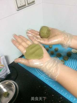 抹茶红豆月饼的做法步骤:9