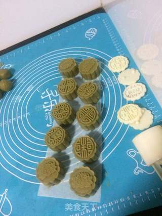 抹茶红豆月饼的做法步骤:10