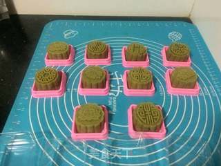 抹茶红豆月饼的做法步骤:11