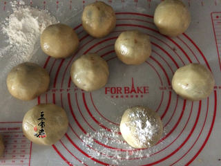 广式红糖枣泥豆沙月饼的做法步骤:7