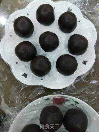 黑芝麻蛋黄月饼的做法步骤:8