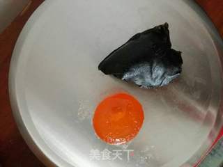 黑芝麻蛋黄月饼的做法步骤:7