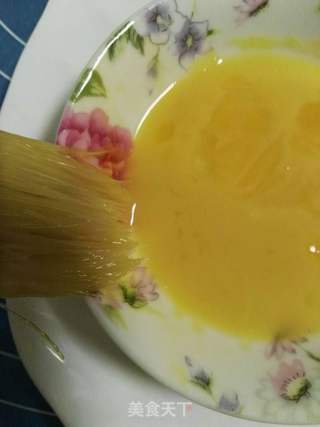 黑芝麻蛋黄月饼的做法步骤:16