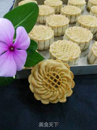 黑芝麻蛋黄月饼的做法步骤:19