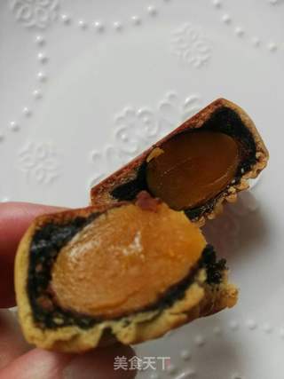 黑芝麻蛋黄月饼的做法步骤:20