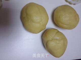 2017年的豆沙蛋黄月饼 的做法步骤:8
