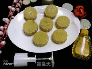 2017年的豆沙蛋黄月饼 的做法步骤:11