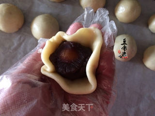 红豆沙蛋黄酥的做法步骤:8