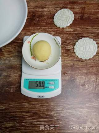 绿豆蓉月饼的做法步骤:4