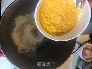 巧做奶香南瓜花卷的做法步骤:3