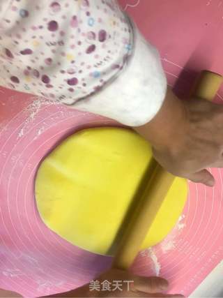 巧做奶香南瓜花卷的做法步骤:7