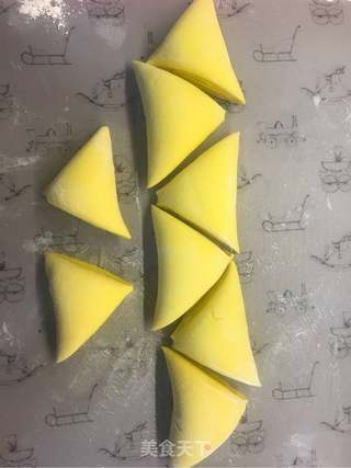 巧做奶香南瓜花卷的做法步骤:11