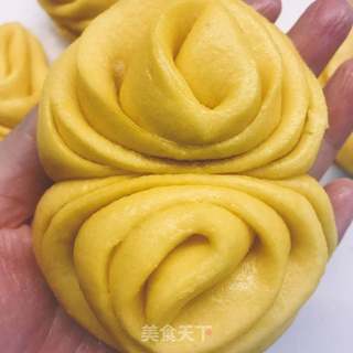 巧做奶香南瓜花卷的做法步骤:16
