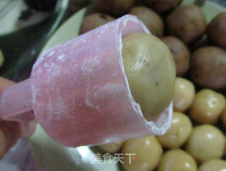 金桔莲蓉月饼的做法步骤:9